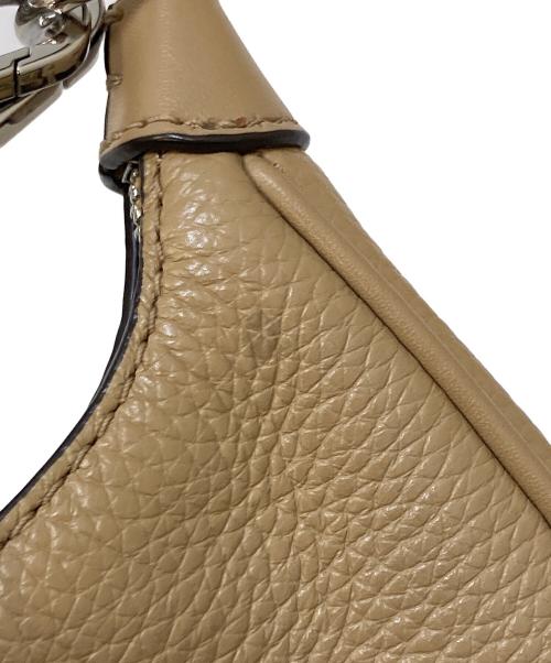 MICHAEL KORS（マイケル・コース）MICHAEL KORS (マイケル・コース) CORA MINI ZIP POUCHETTE ベージュの古着・服飾アイテム