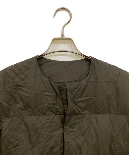 Gymphlex（ジムフレックス）Gymphlex (ジムフレックス) ノーカラーダウンジャケット オリーブ サイズ:12の古着・服飾アイテム