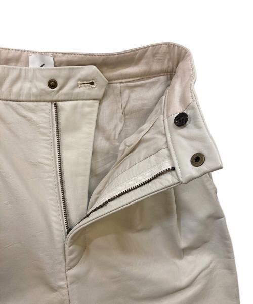 6(ROKU) BEAUTY&YOUTH（ロク ビューティーアンドユース）6(ROKU) BEAUTY&YOUTH (ロク ビューティーアンドユース) LEATHER TUCK PANTS ホワイト サイズ:34の古着・服飾アイテム