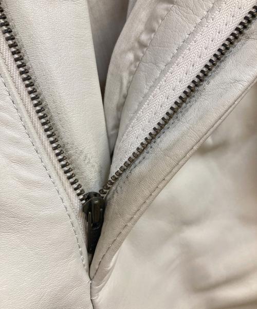 6(ROKU) BEAUTY&YOUTH（ロク ビューティーアンドユース）6(ROKU) BEAUTY&YOUTH (ロク ビューティーアンドユース) LEATHER TUCK PANTS ホワイト サイズ:34の古着・服飾アイテム