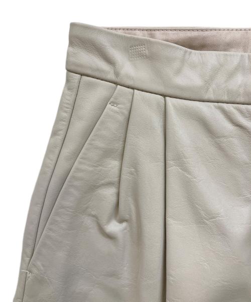 6(ROKU) BEAUTY&YOUTH（ロク ビューティーアンドユース）6(ROKU) BEAUTY&YOUTH (ロク ビューティーアンドユース) LEATHER TUCK PANTS ホワイト サイズ:34の古着・服飾アイテム