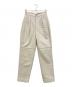 6(ROKU) BEAUTY&YOUTH（ロク ビューティーアンドユース）の古着「LEATHER TUCK PANTS」｜ホワイト