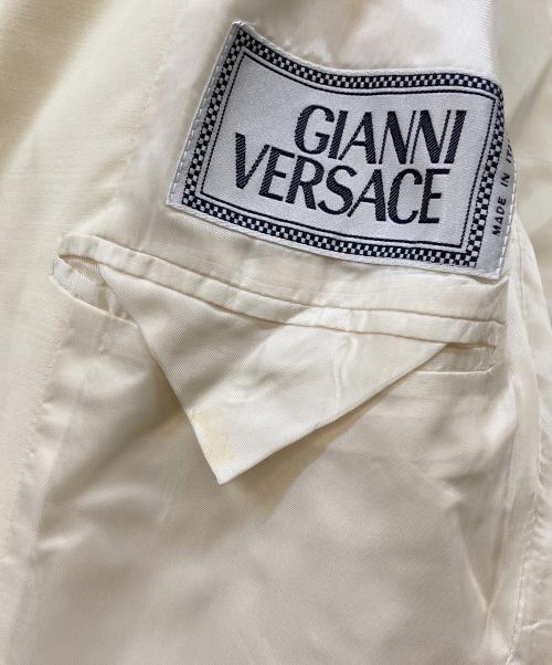 GIANNI VERSACE（ジャンニ・ヴェルサーチ）GIANNI VERSACE (ジャンニ・ヴェルサーチ) フックボタン デザインコート アイボリー サイズ:46の古着・服飾アイテム