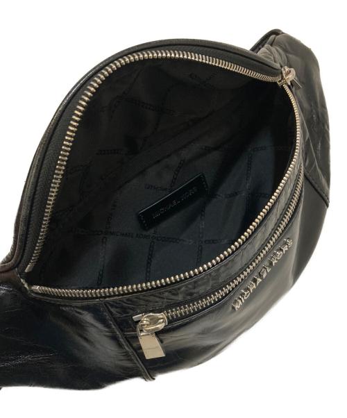 MICHAEL KORS（マイケルコース）MICHAEL KORS (マイケルコース) Medium Crinkled Calf Leather Belt Bag ブラックの古着・服飾アイテム
