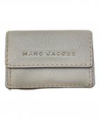 MARC JACOBSマークジェイコブス）の古着「THE GRIND Tポケット ミニ トライフォールド 三つ折り財布」｜グレー