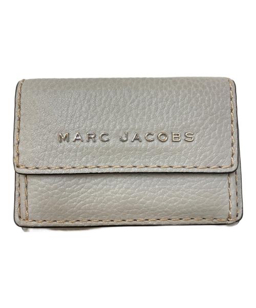 MARC JACOBS（マークジェイコブス）MARC JACOBS (マークジェイコブス) THE GRIND Tポケット ミニ トライフォールド 三つ折り財布 グレー サイズ:下記参照の古着・服飾アイテム