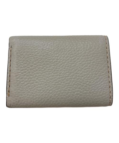 MARC JACOBS（マークジェイコブス）MARC JACOBS (マークジェイコブス) THE GRIND Tポケット ミニ トライフォールド 三つ折り財布 グレー サイズ:下記参照の古着・服飾アイテム