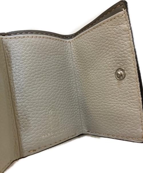 MARC JACOBS（マークジェイコブス）MARC JACOBS (マークジェイコブス) THE GRIND Tポケット ミニ トライフォールド 三つ折り財布 グレー サイズ:下記参照の古着・服飾アイテム
