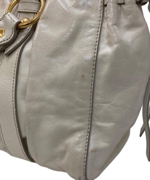 MIU MIU（ミュウミュウ）MIU MIU (ミュウミュウ) VITELLO LUX 2WAYレザーショルダーバッグ アイボリーの古着・服飾アイテム