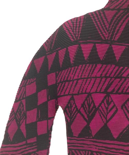me ISSEY MIYAKE（ミーイッセイ ミヤケ）me ISSEY MIYAKE (ミーイッセイ ミヤケ) Geometric Print Stretch Pleated High-Neck Top レッド×ブラック サイズ:-の古着・服飾アイテム
