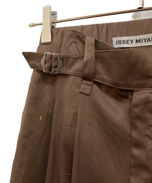ISSEY MIYAKE（イッセイミヤケ）ISSEY MIYAKE (イッセイミヤケ) ベルテッドパンツ ブラウン サイズ:2の古着・服飾アイテム