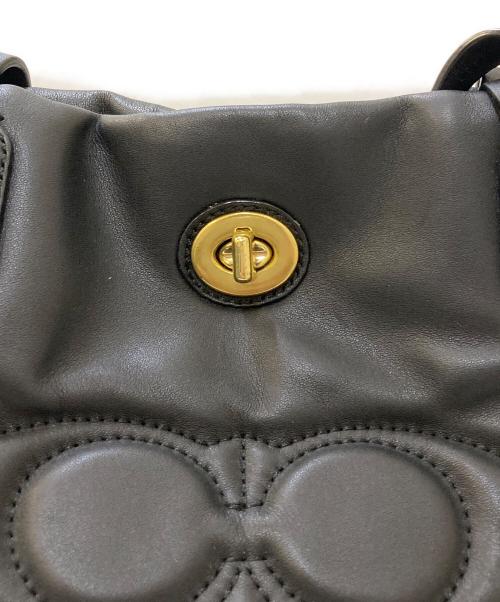COACH（コーチ）COACH (コーチ) ウィークエンド キルトシグネチャー ターンロック トートバッグ ブラックの古着・服飾アイテム