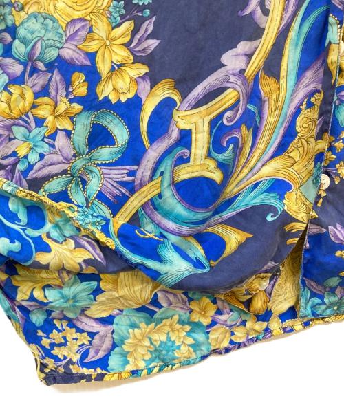 V2 BY VERSACE（ヴェルサーチ V2）V2 BY VERSACE (ヴェルサーチ V2) バロック総柄 シルクオープンカラーシャツ ブルー サイズ:Sの古着・服飾アイテム