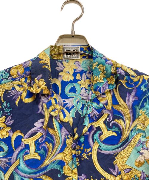 V2 BY VERSACE（ヴェルサーチ V2）V2 BY VERSACE (ヴェルサーチ V2) バロック総柄 シルクオープンカラーシャツ ブルー サイズ:Sの古着・服飾アイテム