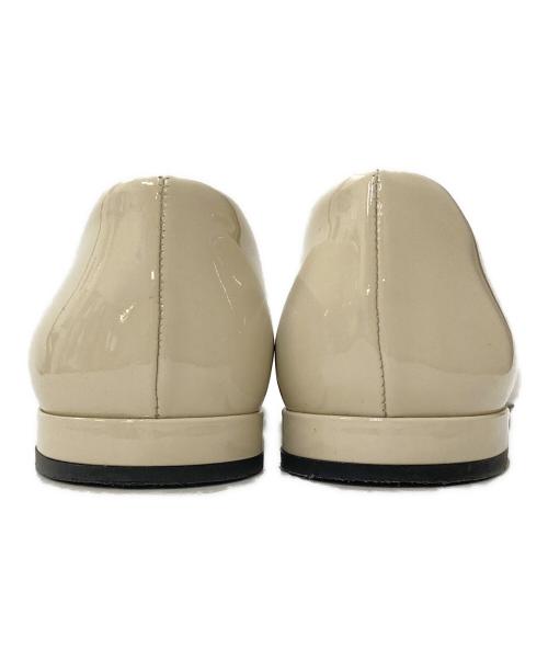 PRADA（プラダ）PRADA (プラダ) トライアングルロゴプレート パテントフラットパンプス ベージュ サイズ:37の古着・服飾アイテム