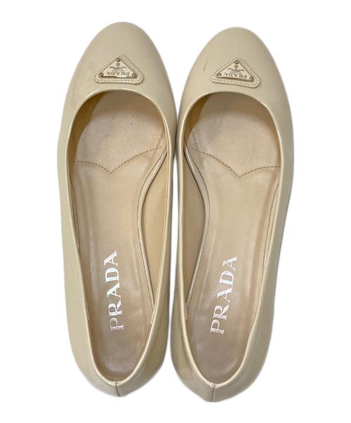 PRADA（プラダ）PRADA (プラダ) トライアングルロゴプレート パテントフラットパンプス ベージュ サイズ:37の古着・服飾アイテム