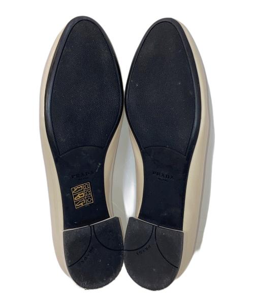 PRADA（プラダ）PRADA (プラダ) トライアングルロゴプレート パテントフラットパンプス ベージュ サイズ:37の古着・服飾アイテム