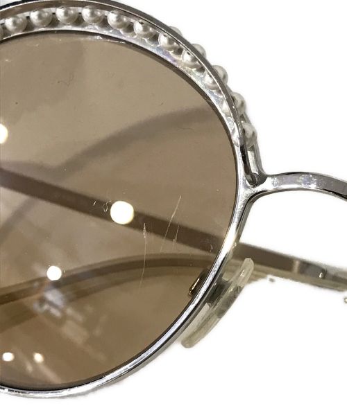 CHANEL（シャネル）CHANEL (シャネル) フェイクパール ラウンドサングラス ベージュの古着・服飾アイテム