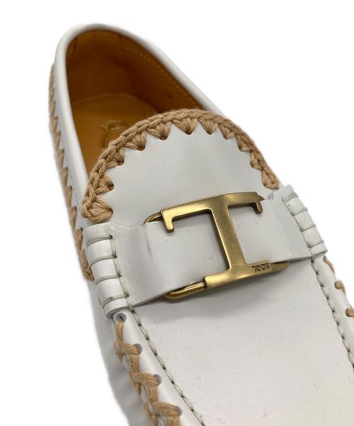 TOD'S（トッズ）TOD'S (トッズ) Tタイムレス ゴンミーニ ドライビングシューズ ホワイト サイズ:36 1/2の古着・服飾アイテム