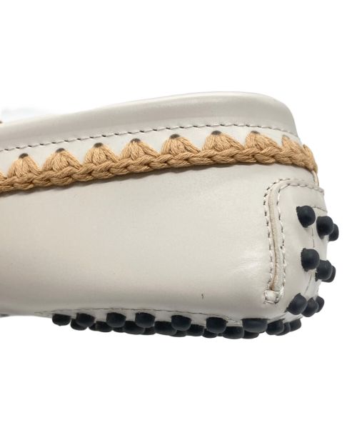 TOD'S（トッズ）TOD'S (トッズ) Tタイムレス ゴンミーニ ドライビングシューズ ホワイト サイズ:36 1/2の古着・服飾アイテム
