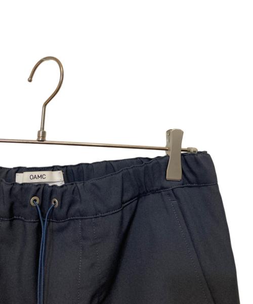 OAMC（オーエーエムシー）OAMC (オーエーエムシー) CROPPED JOGGERS グレー サイズ:XSの古着・服飾アイテム