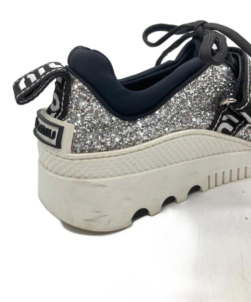 MIU MIU（ミュウミュウ）MIU MIU (ミュウミュウ) グリッタースニーカー シルバー サイズ:36 1/2の古着・服飾アイテム