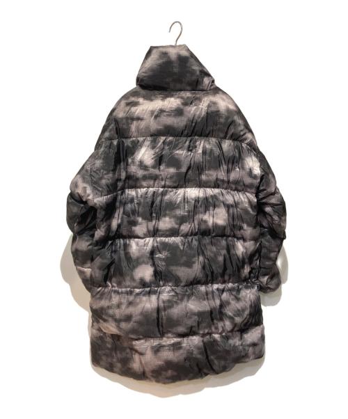 WHITE MOUNTAINEERING（ホワイトマウンテ二アニング）WHITE MOUNTAINEERING (ホワイトマウンテ二アニング) CLOUD CAMO PRINTED REVERSIBLE DAWN COAT ブラックの古着・服飾アイテム