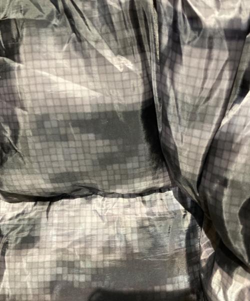 WHITE MOUNTAINEERING（ホワイトマウンテ二アニング）WHITE MOUNTAINEERING (ホワイトマウンテ二アニング) CLOUD CAMO PRINTED REVERSIBLE DAWN COAT ブラックの古着・服飾アイテム