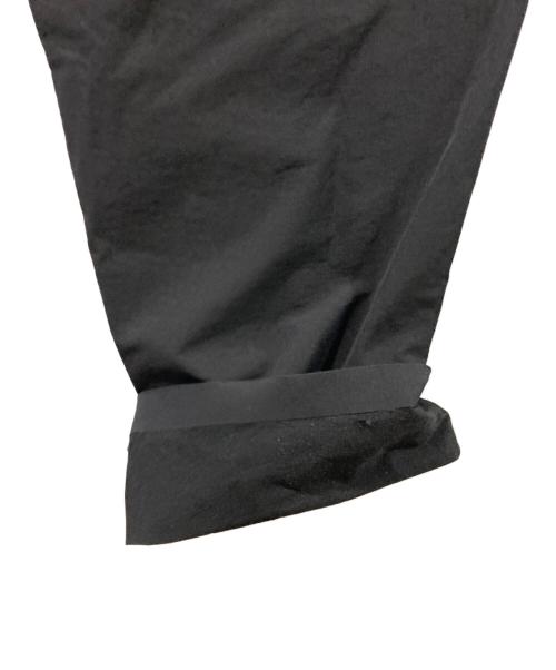 WHITE MOUNTAINEERING（ホワイトマウンテ二アニング）WHITE MOUNTAINEERING (ホワイトマウンテ二アニング) ストレッチ 3タック テーパードパンツ ブラックの古着・服飾アイテム