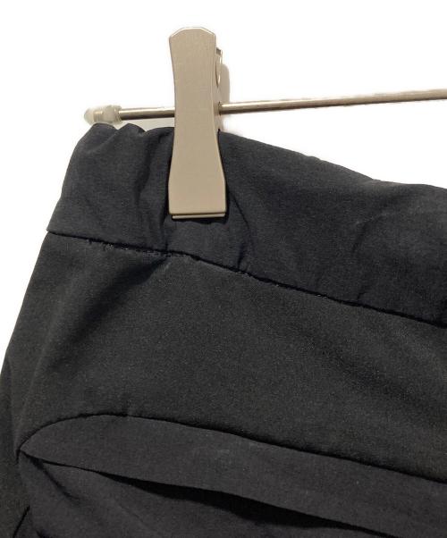 WHITE MOUNTAINEERING（ホワイトマウンテ二アニング）WHITE MOUNTAINEERING (ホワイトマウンテ二アニング) ストレッチ 3タック テーパードパンツ ブラックの古着・服飾アイテム