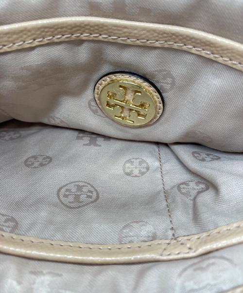 TORY BURCH（トリーバーチ）TORY BURCH (トリーバーチ) エナメルショルダーバッグ ベージュの古着・服飾アイテム
