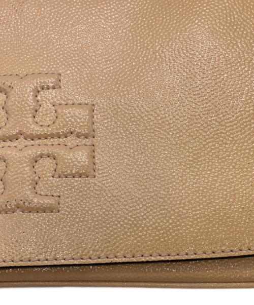 TORY BURCH（トリーバーチ）TORY BURCH (トリーバーチ) エナメルショルダーバッグ ベージュの古着・服飾アイテム