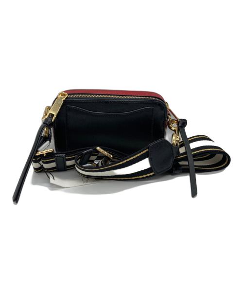 MARC JACOBS（マークジェイコブス）MARC JACOBS (マークジェイコブス) スナップショット ショルダーバッグ ブラック×レッドの古着・服飾アイテム