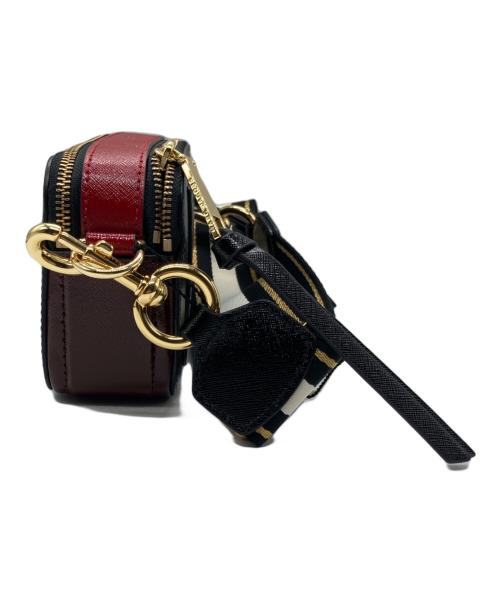 MARC JACOBS（マークジェイコブス）MARC JACOBS (マークジェイコブス) スナップショット ショルダーバッグ ブラック×レッドの古着・服飾アイテム