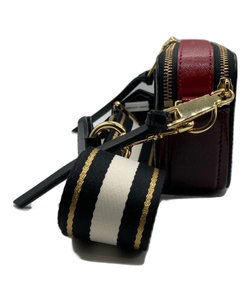 MARC JACOBS（マークジェイコブス）MARC JACOBS (マークジェイコブス) スナップショット ショルダーバッグ ブラック×レッドの古着・服飾アイテム