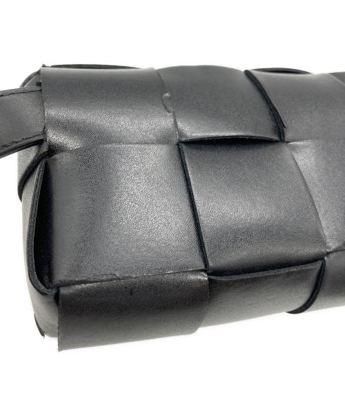 BOTTEGA VENETA（ボッテガベネタ）BOTTEGA VENETA (ボッテガベネタ) カセットショルダーバッグ ブラックの古着・服飾アイテム