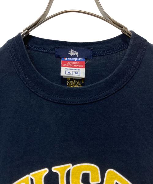 stussy（ステューシー）stussy (ステューシー) Champion (チャンピオン) プリントTシャツ ネイビー サイズ:XLの古着・服飾アイテム