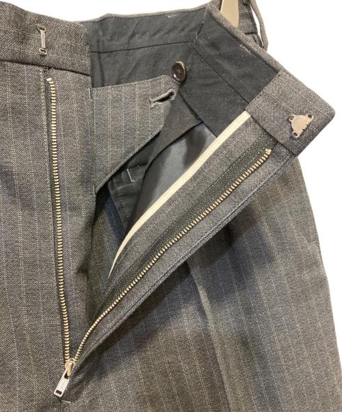 MAATEE&SONS（マーティーアンドサンズ）MAATEE&SONS (マーティーアンドサンズ) 2 IN-TUCK TAPERED TROUSER グレー サイズ:2の古着・服飾アイテム