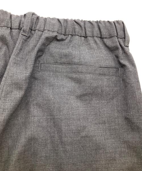 UNIVERSAL PRODUCTS.（ユニバーサルプロダクツ）UNIVERSAL PRODUCTS. (ユニバーサルプロダクツ) WOOL EASY TROUSER グレー サイズ:2の古着・服飾アイテム