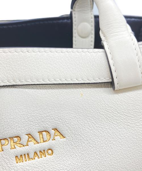 PRADA（プラダ）PRADA (プラダ) バックルダブルベルトハンドバッグ ホワイトの古着・服飾アイテム