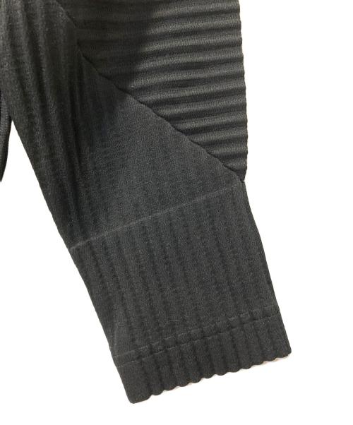 HOMME PLISSE ISSEY MIYAKE（オム プリッセ イッセイ ミヤケ）HOMME PLISSE ISSEY MIYAKE (オム プリッセ イッセイ ミヤケ) ハーフジッププリーツカットソー/HP01JK105 ブラック サイズ:2の古着・服飾アイテム