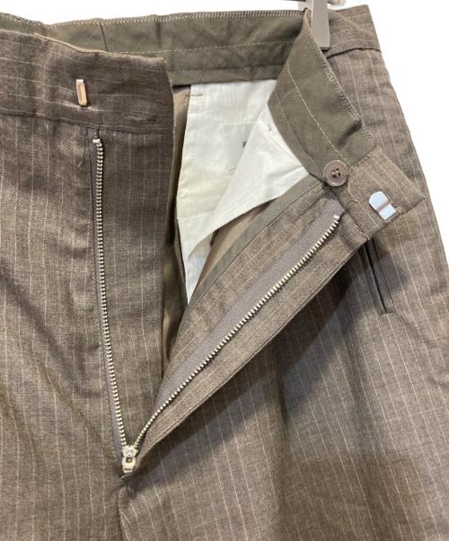 Hed Mayner（ヘド メイナー）Hed Mayner (ヘド メイナー) アシンメトリーワイドストライプスラックス ブラウン サイズ:Ｍの古着・服飾アイテム