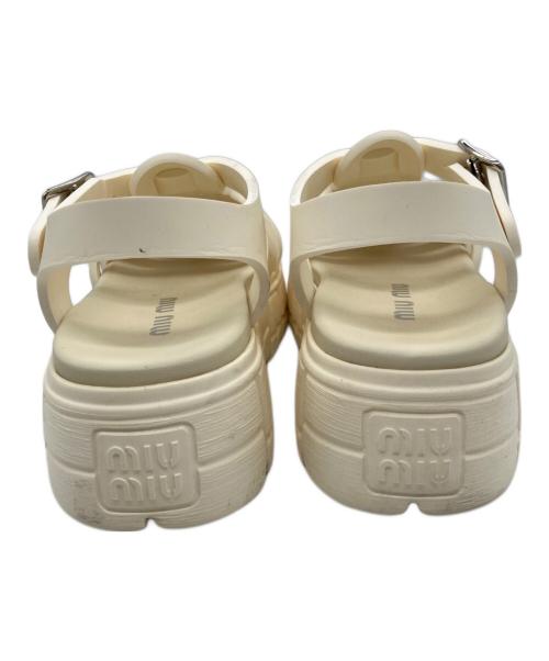 MIU MIU（ミュウミュウ）MIU MIU (ミュウミュウ) ラバーサンダル ベージュ サイズ:35の古着・服飾アイテム