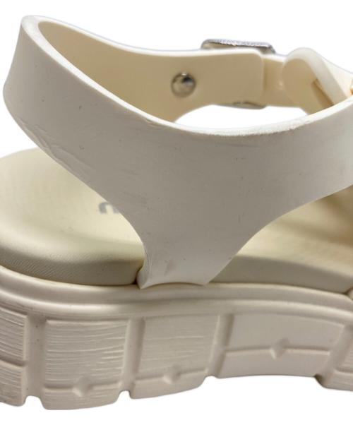 MIU MIU（ミュウミュウ）MIU MIU (ミュウミュウ) ラバーサンダル ベージュ サイズ:35の古着・服飾アイテム