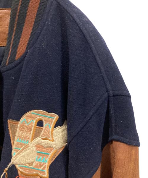GUESS（ゲス）GUESS (ゲス) インディアン刺繍スタジャン ネイビー×ブラウン サイズ:Lの古着・服飾アイテム