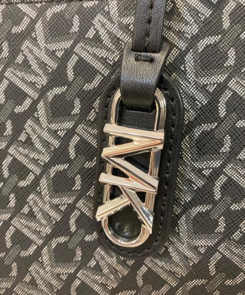 MICHAEL KORS（マイケル・コース）MICHAEL KORS (マイケル・コース) ジジ スモール メタリック エンパイア モノグラム メッセンジャーバッグ ブラックの古着・服飾アイテム