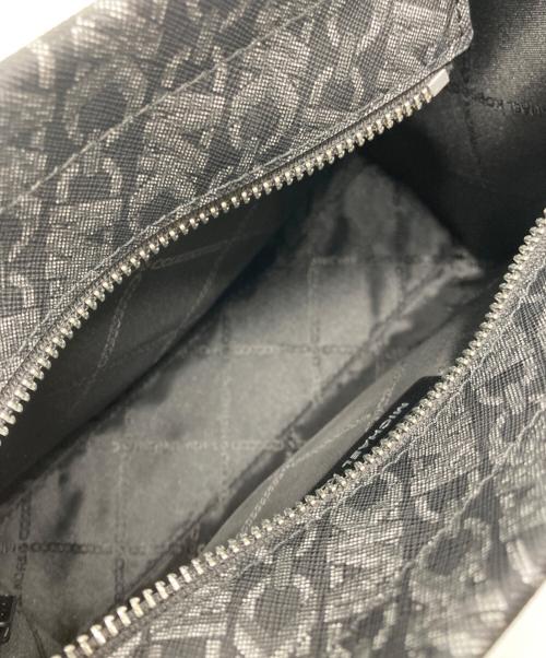 MICHAEL KORS（マイケル・コース）MICHAEL KORS (マイケル・コース) ジジ スモール メタリック エンパイア モノグラム メッセンジャーバッグ ブラックの古着・服飾アイテム