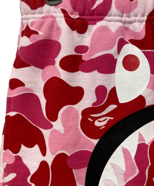 A BATHING APE（アベイシングエイプ）A BATHING APE (アベイシングエイプ) Camo Shark Sweat Shorts レッド サイズ:Sの古着・服飾アイテム