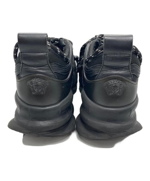 VERSACE（ヴェルサーチェ）VERSACE (ヴェルサーチェ) スニーカー ブラック サイズ:42の古着・服飾アイテム