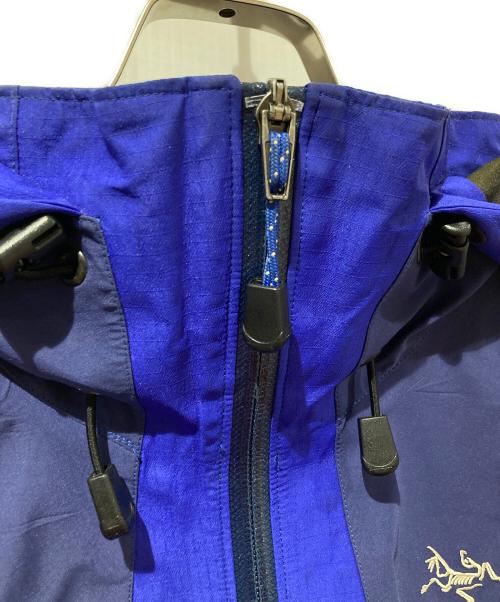 ARC'TERYX（アークテリクス）ARC'TERYX (アークテリクス) BETA AR ジャケット ブルー×ネイビー サイズ:Ｓの古着・服飾アイテム